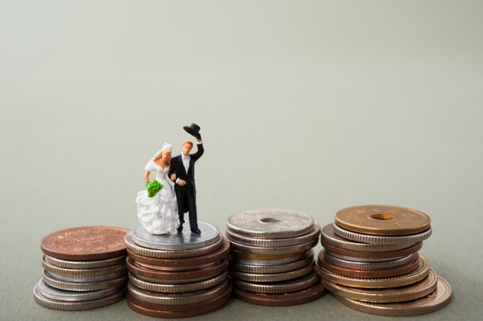 結婚（婚約）にかかる費用を考えるカップル